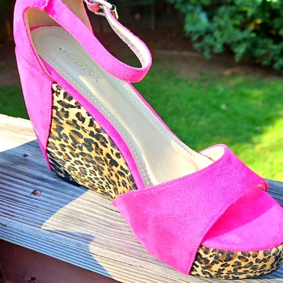 Lady Godiva Vibrant Hot Pink and Leopard Print Wedges Size 9 - Picture 1 of 17